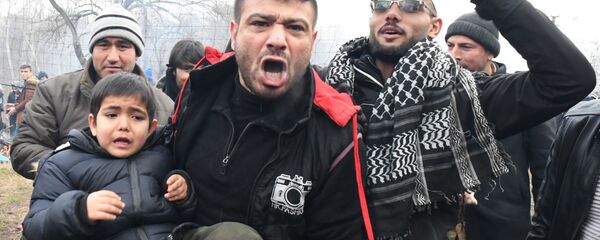 Мужчина с ребенком на границе Турции и Греции - 俄罗斯卫星通讯社