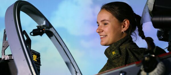 Девушка-курсант Краснодарского высшего военного училища лётчиков на тренировке - 俄羅斯衛星通訊社