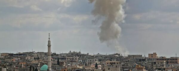Дым над городом Аль-Бара в южной части провинции Идлиб - 俄罗斯卫星通讯社