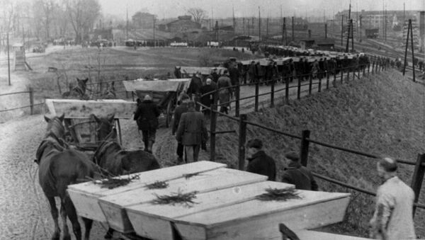Похороны погибших узников освобожденного Красной Армией концентрационного лагеря Освенцим - 俄罗斯卫星通讯社
