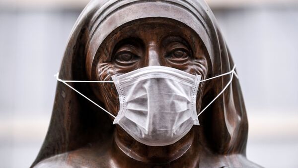 Статуя Святой Терезы в маске в Приштине, Косово - 俄罗斯卫星通讯社