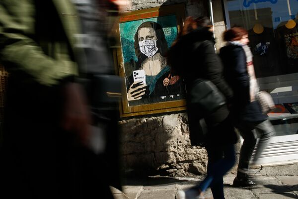 Изображение Моны Лизы Леонардо да Винчи в защитной маске на улице Барселоны  - 俄羅斯衛星通訊社