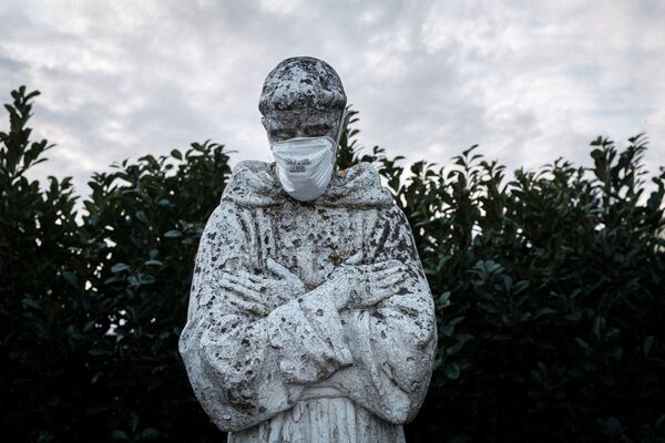 Защитная маска на статуе святого покровителя Италии Святого Франциска в Сан-Фиорано - 俄罗斯卫星通讯社
