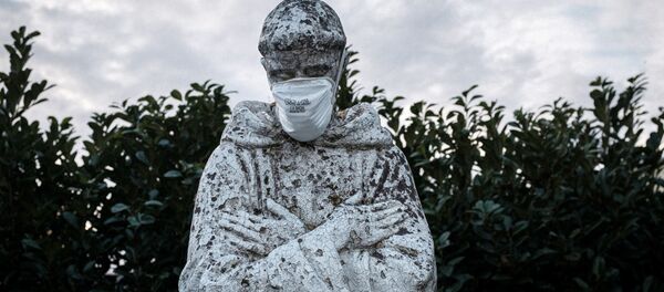 Защитная маска на статуе святого покровителя Италии Святого Франциска в Сан-Фиорано - 俄罗斯卫星通讯社