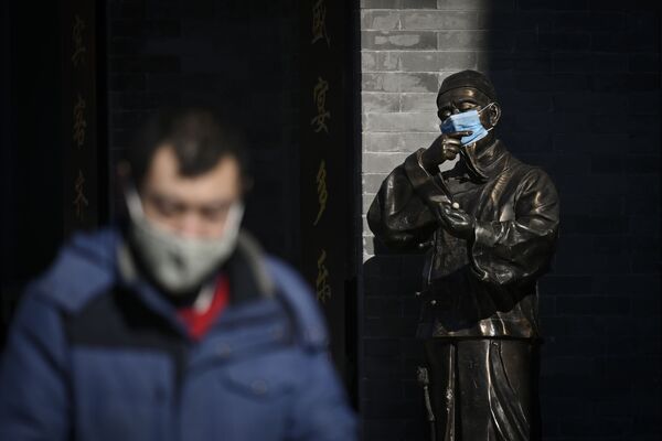 Статуя в маске в Пекине, Китай - 俄罗斯卫星通讯社