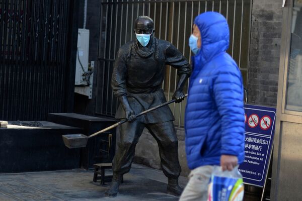 Статуя в защитной маске в Пекине - 俄羅斯衛星通訊社