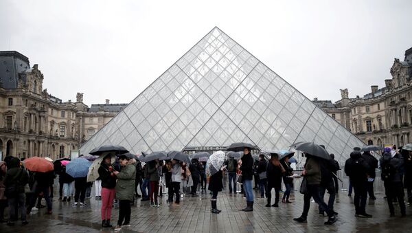 Туристы у музея Лувр в Париже - 俄羅斯衛星通訊社