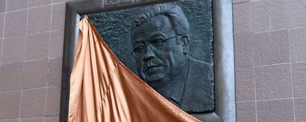 Мемориальная доска Андрею Карлову. Мемориальная доска Андрею Карлову. - 俄羅斯衛星通訊社