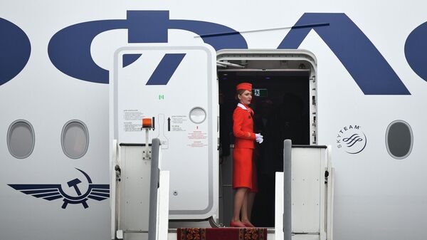 Стюардесса на борту дальнемагистрального широкофюзеляжного пассажирского самолета Airbus A350-900 - 俄罗斯卫星通讯社