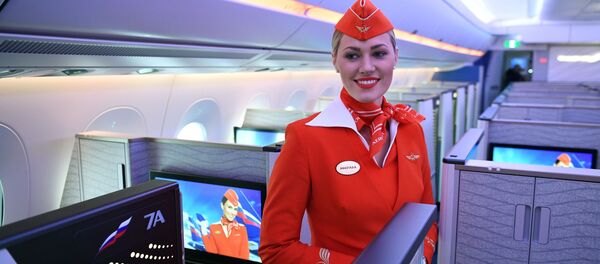 Стюардесса в бизнесс-классе дальнемагистрального широкофюзеляжного пассажирского самолета Airbus A350-900 авиакомпании Аэрофлот - 俄罗斯卫星通讯社