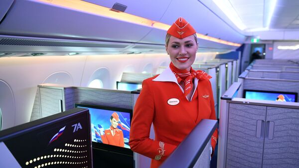 Стюардесса в бизнесс-классе дальнемагистрального широкофюзеляжного пассажирского самолета Airbus A350-900 авиакомпании Аэрофлот - 俄羅斯衛星通訊社