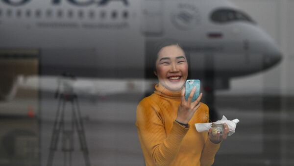 Девушка фотографирует дальнемагистральный широкофюзеляжный пассажирский самолет Airbus A350-900 авиакомпании Аэрофлот - 俄羅斯衛星通訊社