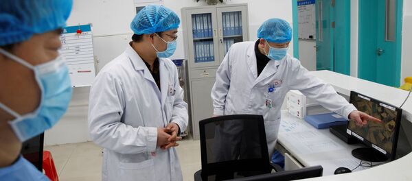 Врачи смотрят на рентгеновские снимки - 俄羅斯衛星通訊社