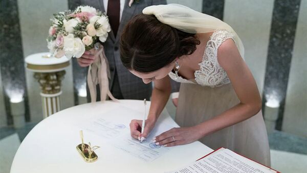 Молодожены во время регистрации брака - 俄罗斯卫星通讯社
