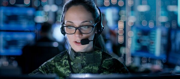 Девушка в военной форме и с гарнитурой перед мониторами компьютера Девушка в военной форме и с гарнитурой перед мониторами компьютера - 俄罗斯卫星通讯社