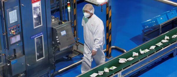 Рабочий в защитном костюме и в маске на предприятии - 俄罗斯卫星通讯社