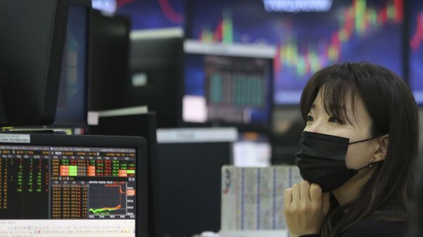 Девушка в маске на бирже - 俄羅斯衛星通訊社