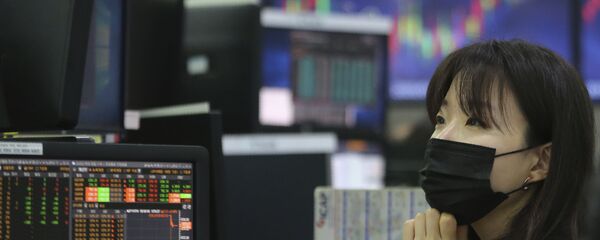 Девушка в маске на бирже Девушка в маске на бирже - 俄羅斯衛星通訊社