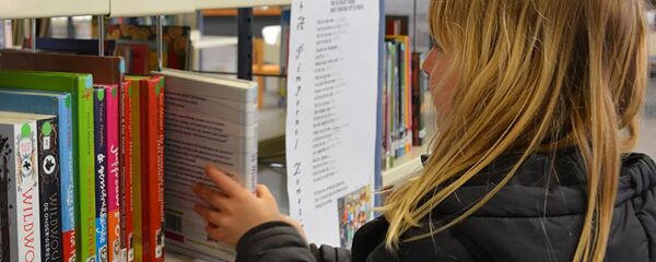 Девушка в библиотеке - 俄罗斯卫星通讯社