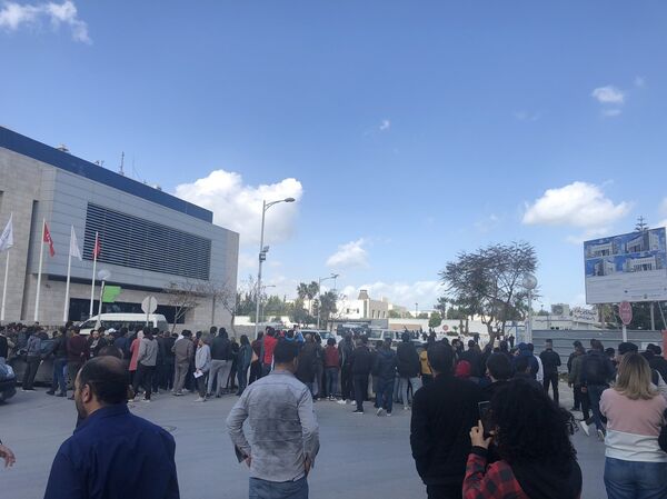 据媒体报道，一名自杀式袭击者在美国驻突尼斯大使馆附近引爆炸弹 - 俄罗斯卫星通讯社