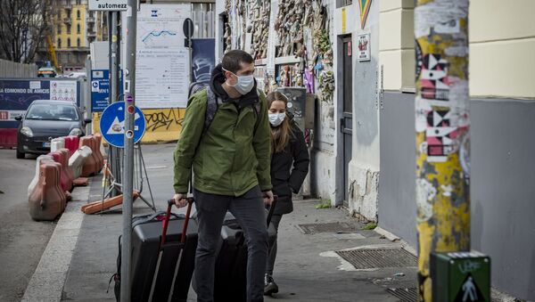 Туристы в масках на одной из улиц Милана. - 俄羅斯衛星通訊社