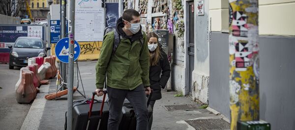 Туристы в масках на одной из улиц Милана. - 俄罗斯卫星通讯社