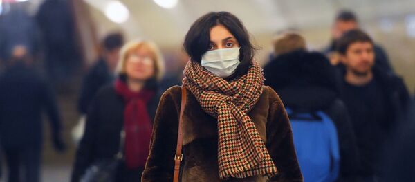 Женщина в медицинской маске в Московском метрополитене. Женщина в медицинской маске в Московском метрополитене. - 俄羅斯衛星通訊社