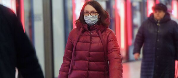 Женщина в медицинской маске в Московском метрополитене.  - 俄罗斯卫星通讯社