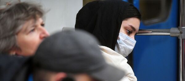 Девушка в медицинской маске в Московском метрополитене - 俄罗斯卫星通讯社