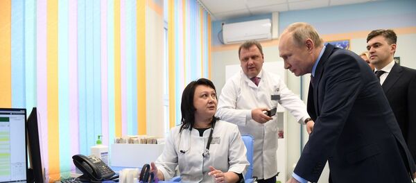 Путин во время посещения детской поликлиники городской клинической больницы №4 города Иваново. - 俄罗斯卫星通讯社