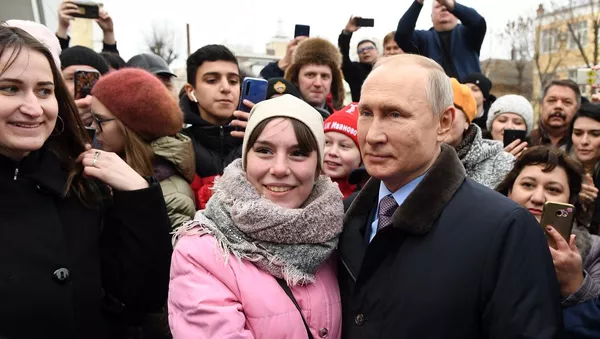 Президент РФ Владимир Путин с местными жителями после посещения детской поликлиники городской клинической больницы №4 города Иваново. - 俄羅斯衛星通訊社