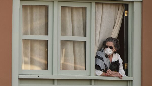 Женщина смотрит из окна Costa Adeje Palace hotel на Тенерифе - 俄羅斯衛星通訊社