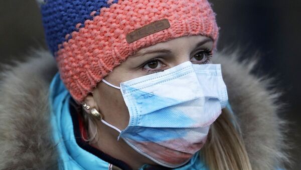 A woman wears a face mask ahead of the women's Biathlon World Cup 7,5 km sprint event in Nove Mesto na Morave, Czech Republic, Thursday, March 5, 2020. - 俄羅斯衛星通訊社