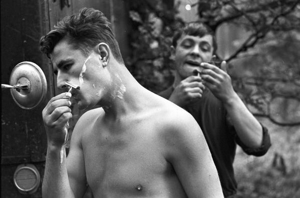 Утреннее бритье - 俄羅斯衛星通訊社