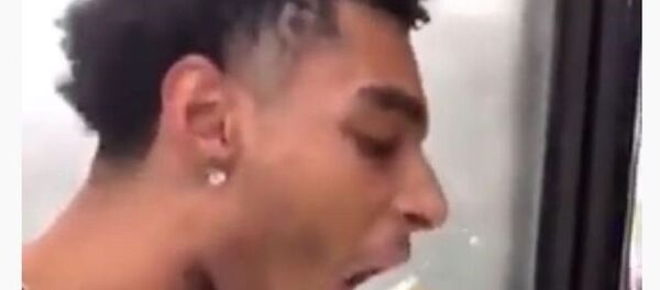 мужчина облизал в супермаркете Walmart мороженое - 俄罗斯卫星通讯社