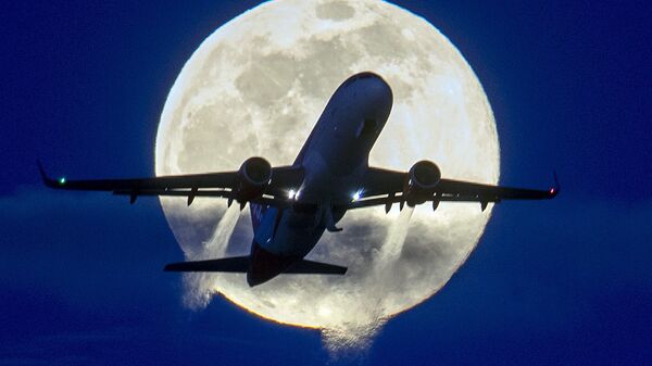 Самолет на фоне полной луны в Германии  - 俄羅斯衛星通訊社