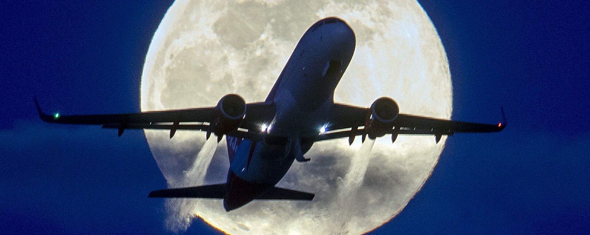 Самолет на фоне полной луны в Германии  - 俄羅斯衛星通訊社, 1920, 04.03.2022