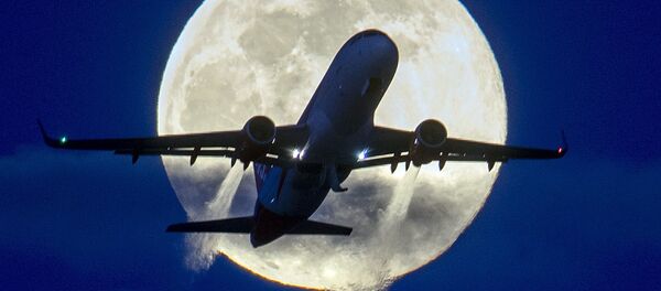 Самолет на фоне полной луны в Германии  - 俄羅斯衛星通訊社