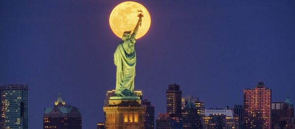 Статуя Свободы на фоне полной луны в Нью-Йорке  - 俄罗斯卫星通讯社