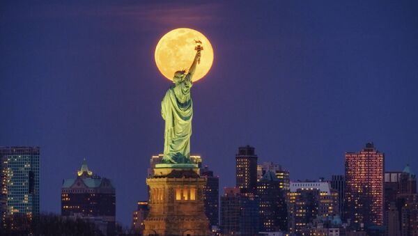 Статуя Свободы на фоне полной луны в Нью-Йорке  - 俄罗斯卫星通讯社