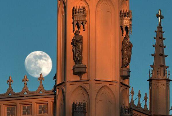 俄罗斯圣彼得堡圣亚历山大·涅夫斯基教堂上空的月亮 俄罗斯圣彼得堡圣亚历山大·涅夫斯基教堂上空的月亮 - 俄罗斯卫星通讯社