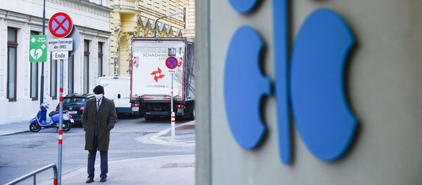 Мужчина в медицинской маске у штаб-квартиры Организации стран - экспортеров нефти (ОПЕК) в Вене - 俄罗斯卫星通讯社