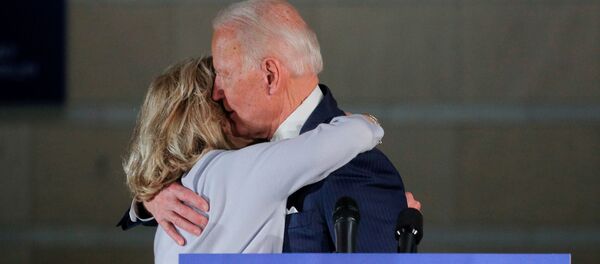 Бывший вице-президент США Джо Байден с женой  - 俄羅斯衛星通訊社