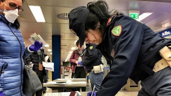 Итальянские полицейские в аэропорту раздают бланки деклараций, дающие возможность передвижения по стране - 俄羅斯衛星通訊社