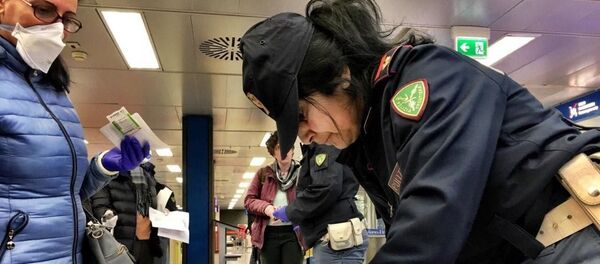 Итальянские полицейские в аэропорту раздают бланки деклараций, дающие возможность передвижения по стране - 俄罗斯卫星通讯社
