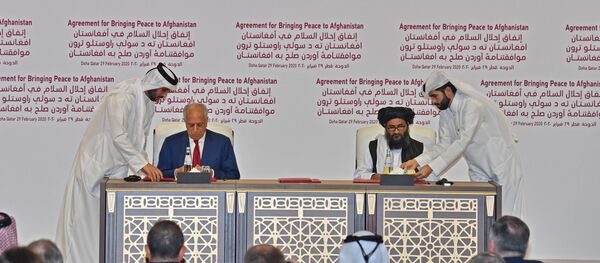 Представитель США по Афганистану Залмай Халилзад и представитель движения Талибан Абдул Гани Барадар во время подписания мирного соглашения - 俄罗斯卫星通讯社