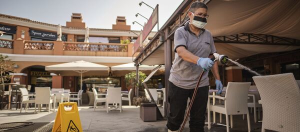 Женщина моет террасу кафе в Ла Калета на Тенерифе - 俄羅斯衛星通訊社