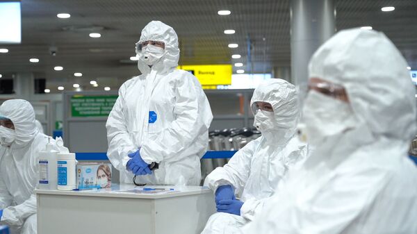 Медицинские работники перед началом осмотра пассажиров в аэропорту Шереметьево.  - 俄罗斯卫星通讯社