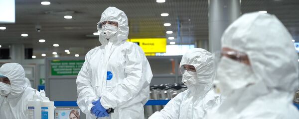 Медицинские работники перед началом осмотра пассажиров в аэропорту Шереметьево.  - 俄罗斯卫星通讯社