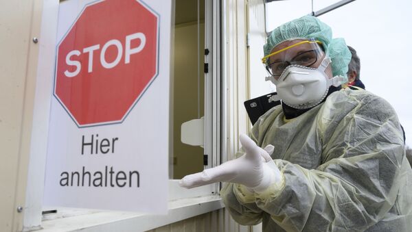 Немецкий фельдшер готовится сделать тест на коронавирус - 俄羅斯衛星通訊社